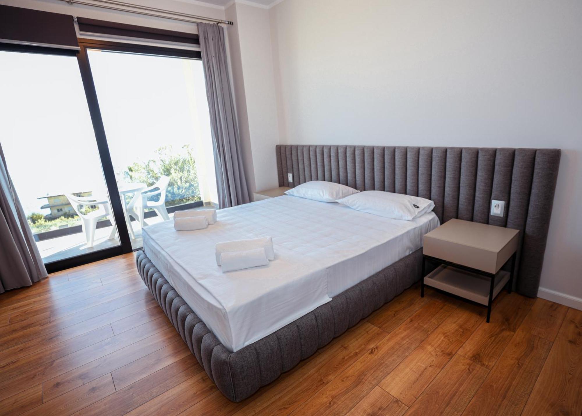 White Pearl Palasë